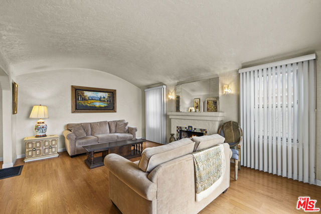 2729 W 79th Street, Inglewood CA: https://media.crmls.org/mediaz/41d6cad6-9a21-431e-a6e3-74cd60081317.jpg