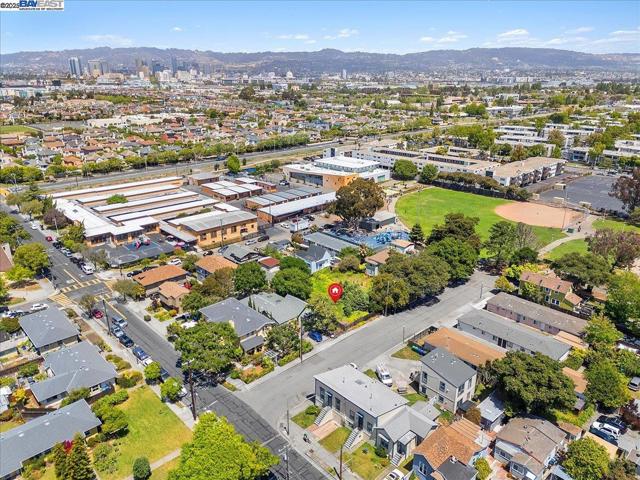 310 Spruce St, Alameda CA: https://media.crmls.org/mediaz/41d92957-993f-4d68-924a-5e80d2374499.jpg