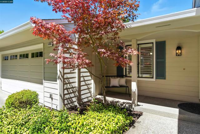 1725 Spyglass Ln, Moraga CA: https://media.crmls.org/mediaz/41d930a2-ccd4-4d51-b38e-1a5b65430806.jpg