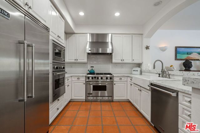 6435 Zumirez Drive, Malibu CA: https://media.crmls.org/mediaz/41da3886-c5a9-4ba6-9cae-66ecce5f2f16.jpg