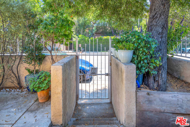 7275 Fountain Avenue, Los Angeles CA: https://media.crmls.org/mediaz/41da9a09-859b-48dc-a607-8e061a4e78c7.jpg