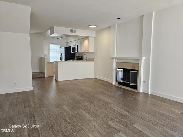 3075 Foothill Boulevard, La Crescenta CA: https://media.crmls.org/mediaz/41dacd61-0bfb-4d12-828a-5762f9e5eac7.jpg