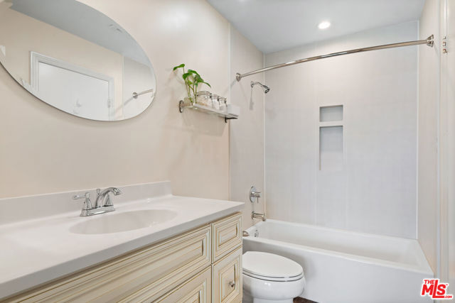 221 McAfee Court, Thousand Oaks CA: https://media.crmls.org/mediaz/41dada45-0e51-4012-8550-93fcb4a48d73.jpg