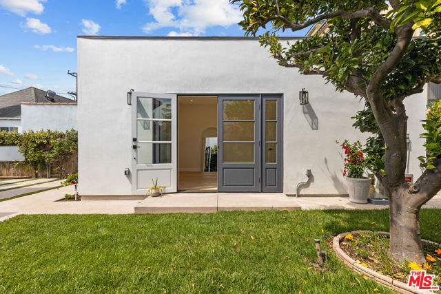 1225 California Avenue, Santa Monica CA: https://media.crmls.org/mediaz/41dcb082-2b18-4d1b-b884-a31885393720.jpg