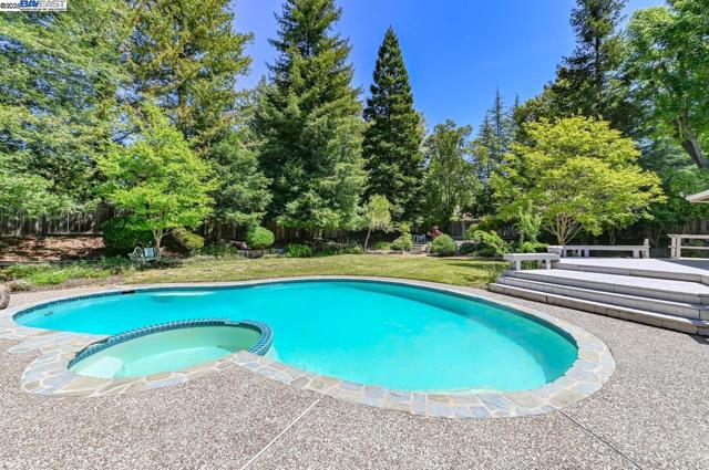 351 Castenada Ct, Danville CA: https://media.crmls.org/mediaz/41de5cac-fe37-46e0-bda5-9982aa49312f.jpg