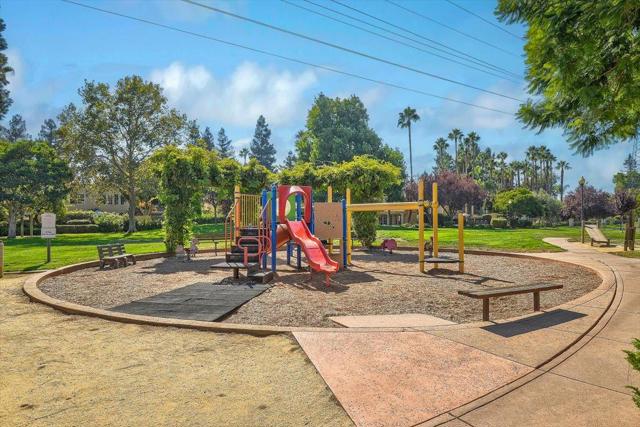 1190 Maria Privada, Mountain View CA: https://media.crmls.org/mediaz/41de8ba8-d5b8-4d4b-9a05-5a87605b85a4.jpg