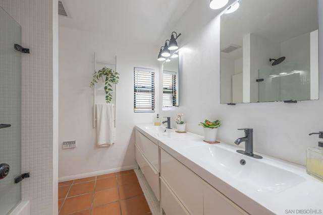1761 Winterwarm Dr, Fallbrook CA: https://media.crmls.org/mediaz/41df01ca-3a8c-4c3f-805a-40cc3ddaaf0b.jpg