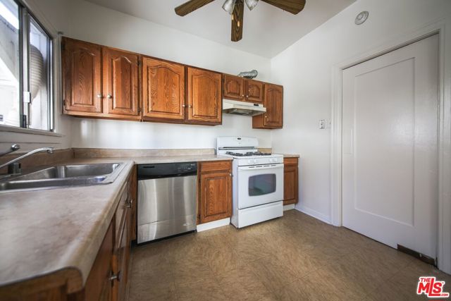 224 S Gale Drive, Beverly Hills CA: https://media.crmls.org/mediaz/41df1304-9426-49ab-916d-32f48949c73b.jpg