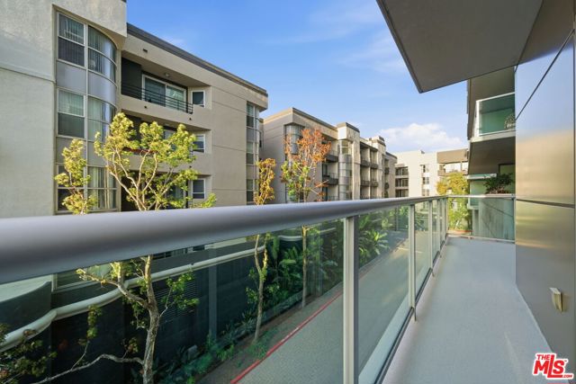 13700 Marina Pointe Drive, Marina del Rey CA: https://media.crmls.org/mediaz/41e17045-30db-4e1e-946c-2cbca2050742.jpg