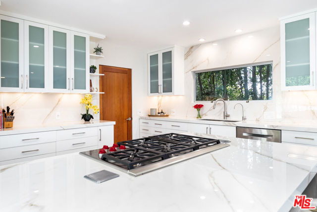 9323 Flicker Way, Los Angeles CA: https://media.crmls.org/mediaz/41e1c4d5-9f96-44b4-976d-1f3179768b46.jpg