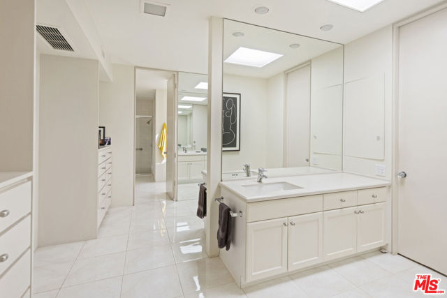 6 Cody Court, Rancho Mirage CA: https://media.crmls.org/mediaz/41e26668-99ab-4861-b4aa-5da00bcfcad3.jpg