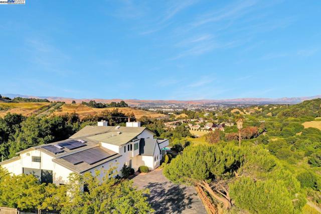 10705 Dublin Canyon Rd, Pleasanton CA: https://media.crmls.org/mediaz/41e2ebdd-39ee-43c6-b6f0-7d7e29929048.jpg