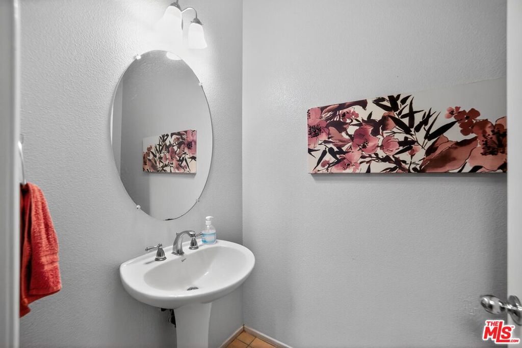 https://media.crmls.org/mediaz/41e2fa37-1a9a-4dd5-bcd1-c960cacfe9a4.jpg?preset=X-Large