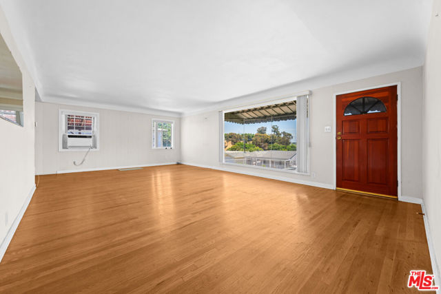 2333 Warwick Avenue, Los Angeles CA: https://media.crmls.org/mediaz/41e34002-105d-430b-a349-5b44de28a79d.jpg