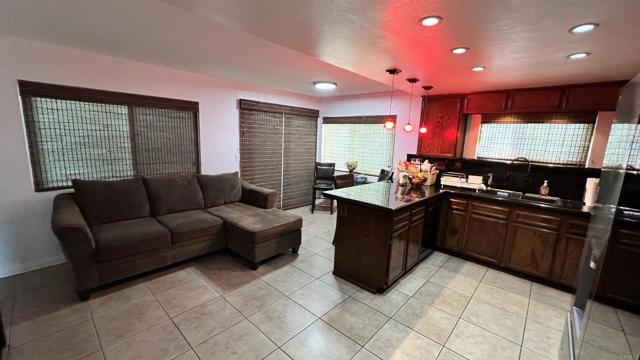 Detail Gallery Image 8 of 29 For 1735 Plaza Crest Ridge Rd, San Diego,  CA 92114 - 4 Beds | 2 Baths