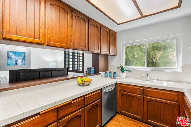 10654 Eastborne Avenue, Los Angeles CA: https://media.crmls.org/mediaz/41e3bc08-fecc-4c52-a5fa-956a02d46089.jpg