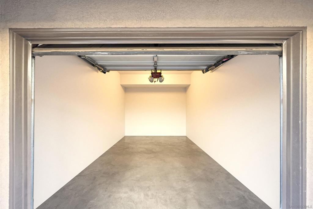 https://media.crmls.org/mediaz/41e45e24-9198-46a6-93a0-db7d5ddccdc7.jpg?preset=X-Large