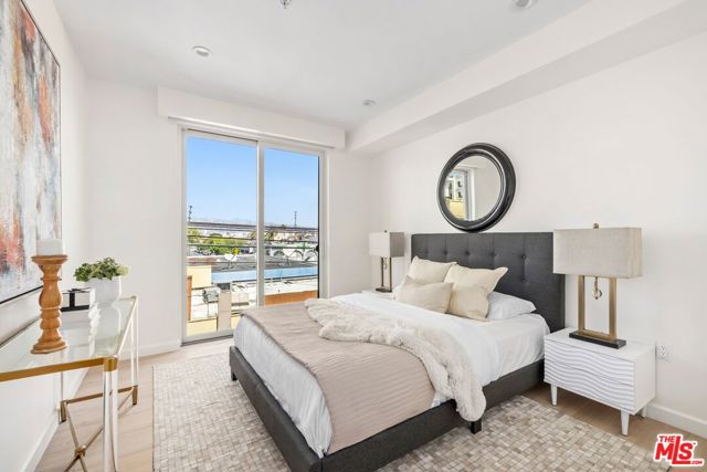 1414 1/2 S Beverly Dr, Los Angeles CA: https://media.crmls.org/mediaz/41e48c92-b193-4ead-87e9-7dabca2d263b.jpg