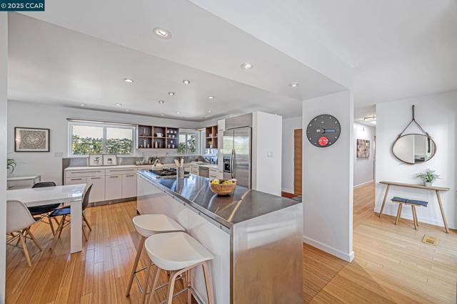 2280 Hastings Dr, Belmont CA: https://media.crmls.org/mediaz/41e55ed7-9022-4303-81ab-03c22be1076f.jpg
