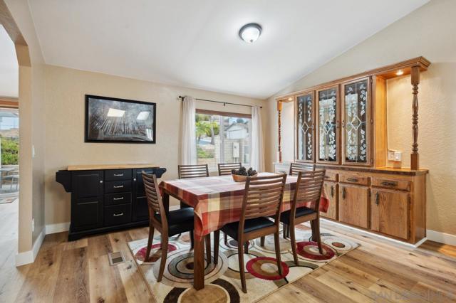 1831 Nova Gln, Escondido CA: https://media.crmls.org/mediaz/41e5e64d-2184-40c3-acc2-0894761993c4.jpg