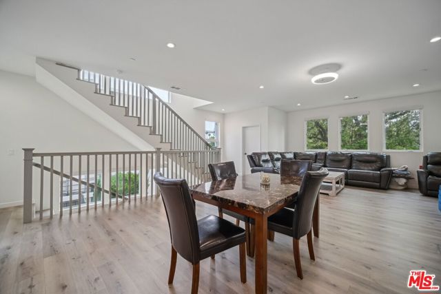 11821 W Holly Way, Valley Village CA: https://media.crmls.org/mediaz/41e67a0c-d0f9-4ddd-937f-90111653f8c0.jpg