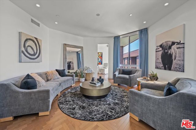 300 N Swall Drive, Beverly Hills CA: https://media.crmls.org/mediaz/41e6a6fe-9a66-4597-b4b3-30c3c75c772f.jpg