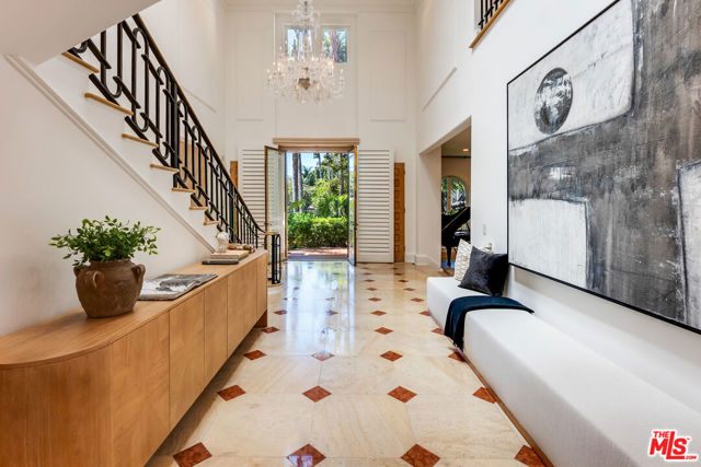 812 N Bedford Drive, Beverly Hills CA: https://media.crmls.org/mediaz/41e6eba3-00c5-4a9f-ad82-0a8c7986cca4.jpg