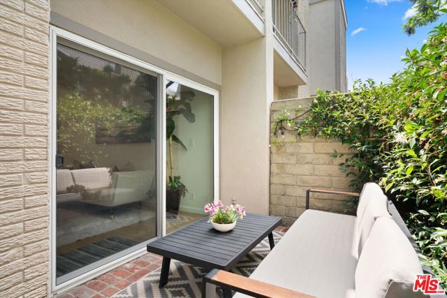 28 Village, Santa Monica CA: https://media.crmls.org/mediaz/41e7cf7c-982e-4866-bc4b-6f6d9238f90f.jpg