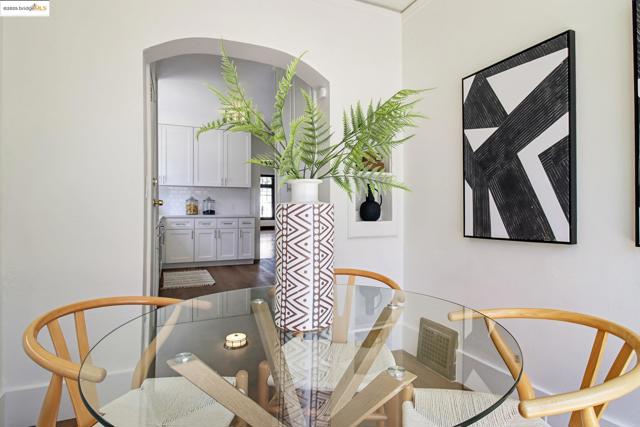 2900 Sheffield Ave, Oakland CA: https://media.crmls.org/mediaz/41e8bead-ce35-42db-86f2-f0871d9603e0.jpg