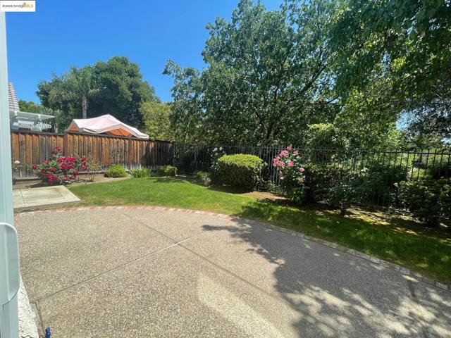 538 Apple Hill Dr, Brentwood CA: https://media.crmls.org/mediaz/41e8ceac-ec13-4f37-856d-cbef27ebd17a.jpg