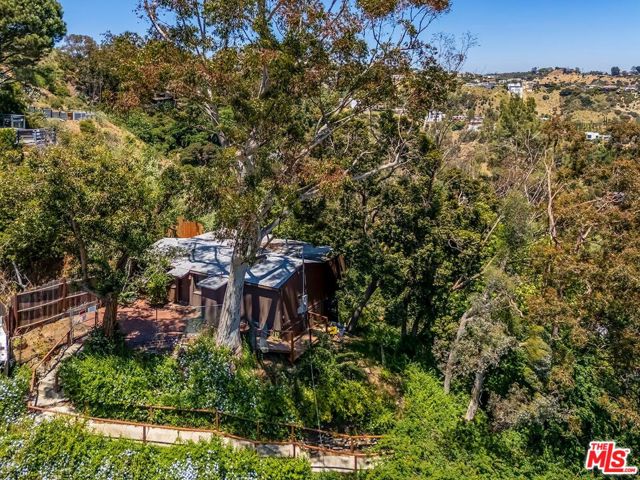8305 Yuma Place, Los Angeles CA: https://media.crmls.org/mediaz/41e8ef9b-2889-4f71-8405-66b808e36785.jpg