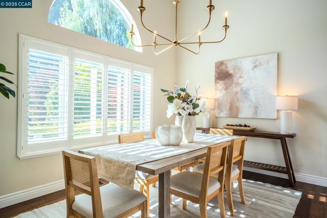 40 Northview Ct, Danville CA: https://media.crmls.org/mediaz/41ea2c04-d0bb-474d-b609-4b9b60a07702.jpg