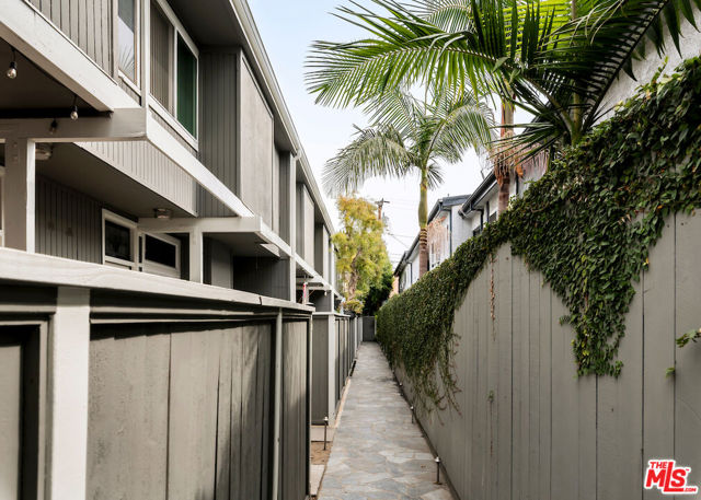 1425 Stanford Street, Santa Monica CA: https://media.crmls.org/mediaz/41ec7458-4525-456d-926b-d4d265d9ec07.jpg