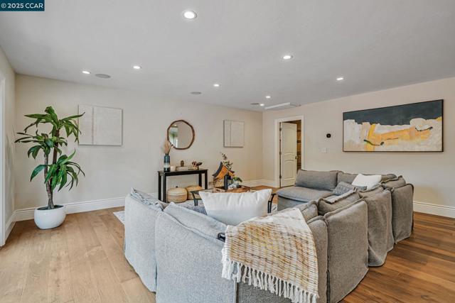 732 Graham Ct, Danville CA: https://media.crmls.org/mediaz/41ecb6db-3cca-4cec-b249-aa4c7daf325d.jpg