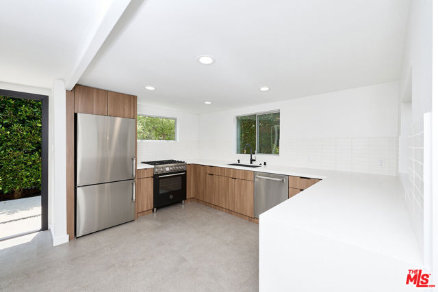 519 1/2 San Juan Avenue, Venice CA: https://media.crmls.org/mediaz/41ecf0da-c0c9-424a-bc4b-39f140ca3730.jpg