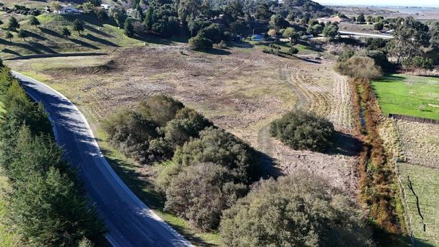 10706 Country Meadows Road, Salinas CA: https://media.crmls.org/mediaz/41ed66ea-b9f3-441f-9310-2c60f0b21275.jpg