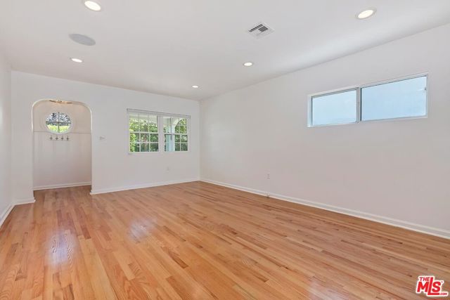 8978 Norma Place, West Hollywood CA: https://media.crmls.org/mediaz/41ee2b46-e619-40b5-8765-122a25fa754a.jpg