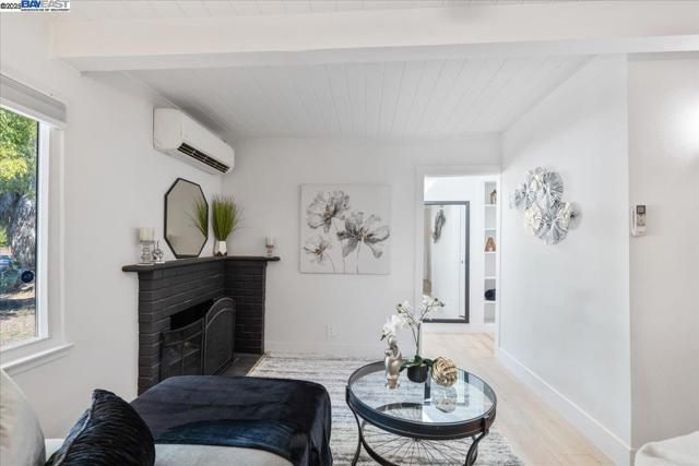 2082 Overhill Rd, Concord CA: https://media.crmls.org/mediaz/41ee36ca-c924-414c-a9f0-9d4e31e83384.jpg
