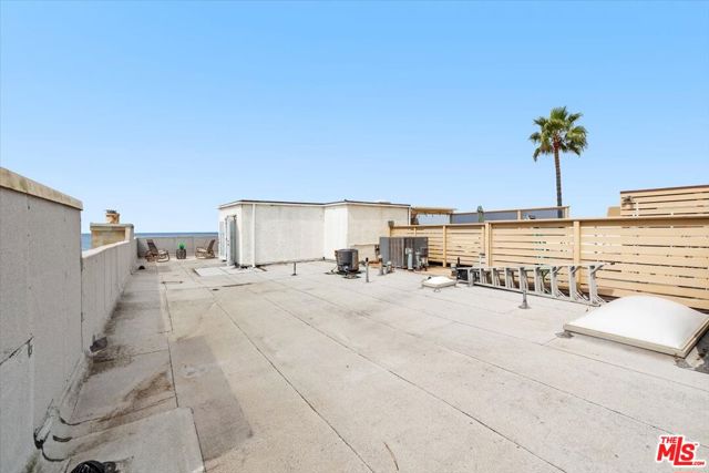 634 The Strand, Hermosa Beach, California 90254, 3 Bedrooms Bedrooms, ,2 BathroomsBathrooms,Residential,Sold,The Strand,22200669