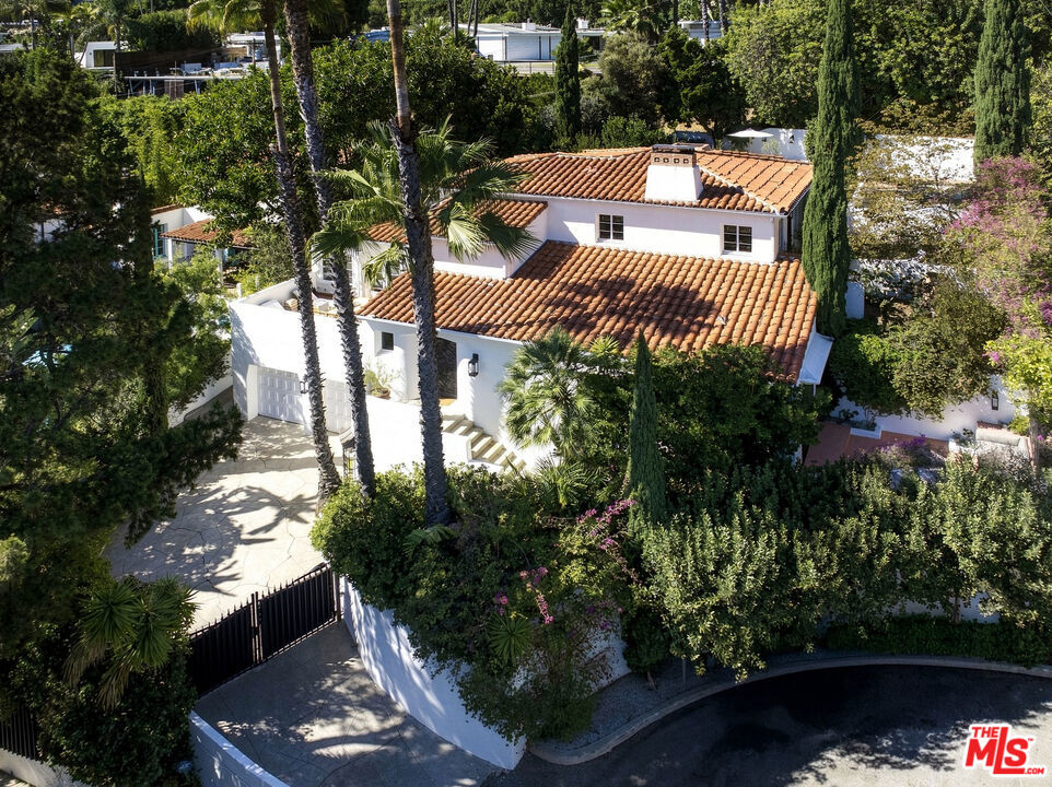 8855 St Ives Drive — Spanish