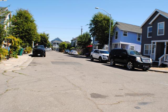10468 West Court, Oakland CA: https://media.crmls.org/mediaz/41efe3da-a7e9-49b0-8dc7-d71dffcf45fb.jpg