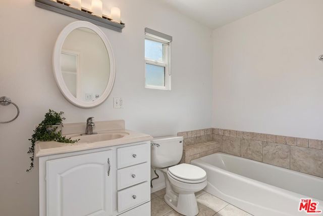 4208 Jasmine Avenue, Culver City CA: https://media.crmls.org/mediaz/41f029a6-5754-4cbc-9fef-a59fe845a373.jpg