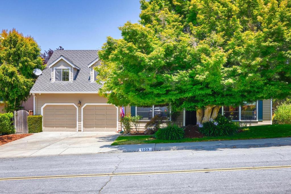 1109 Foxhurst Way