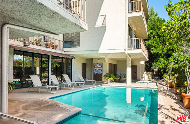 4454 Ventura Canyon Avenue, Sherman Oaks CA: https://media.crmls.org/mediaz/41f1243a-a4c1-4832-af9a-1bfc2afb2cbd.jpg