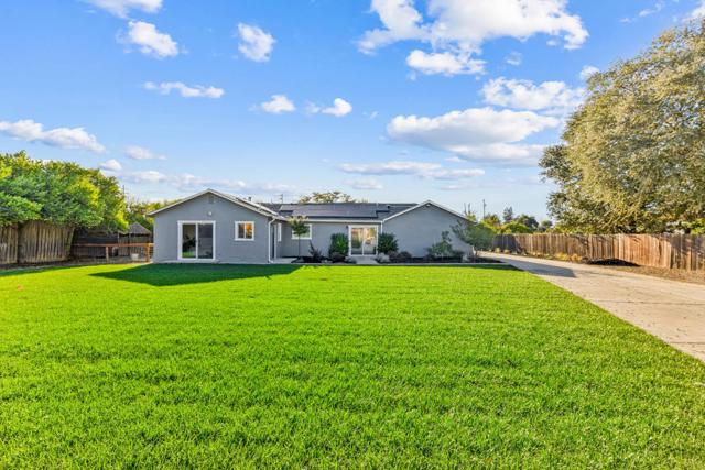 11840 Foothill Avenue, Gilroy CA: https://media.crmls.org/mediaz/41f18b2d-8d14-40af-a772-16c7abcd7b87.jpg