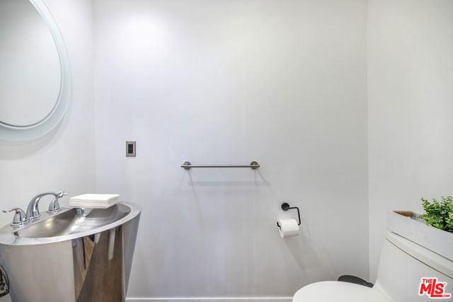 7275 Mulholland Drive, Los Angeles CA: https://media.crmls.org/mediaz/41f262e5-f3ed-4b1a-91a9-79ae7eccc77a.jpg