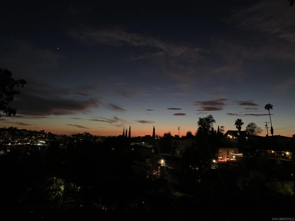 https://media.crmls.org/mediaz/41f26e79-5a2a-41b0-98cc-3aeaa0cbe777.jpg?preset=X-Large