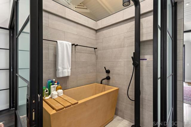 111 Little Orphan Aly, Del Mar CA: https://media.crmls.org/mediaz/41f401b4-6473-48ea-84f7-b996389fd1aa.jpg