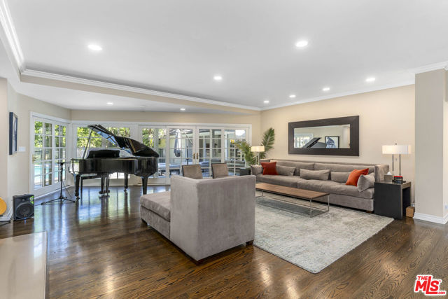 15405 Valley Vista Boulevard, Sherman Oaks CA: https://media.crmls.org/mediaz/41f4b031-bb16-4cbf-9fda-a595b78e9aea.jpg