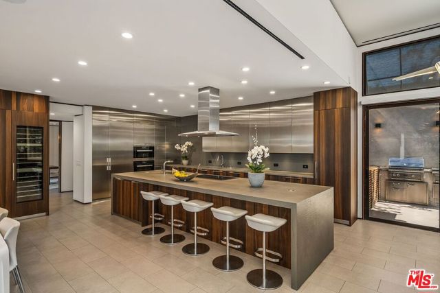 1005 Elden Way, Beverly Hills CA: https://media.crmls.org/mediaz/41f4b0b4-5bc7-42bc-9ade-867777265271.jpg